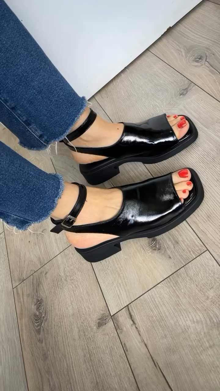 2024 Women's Summer Leather Low Heel Sandals