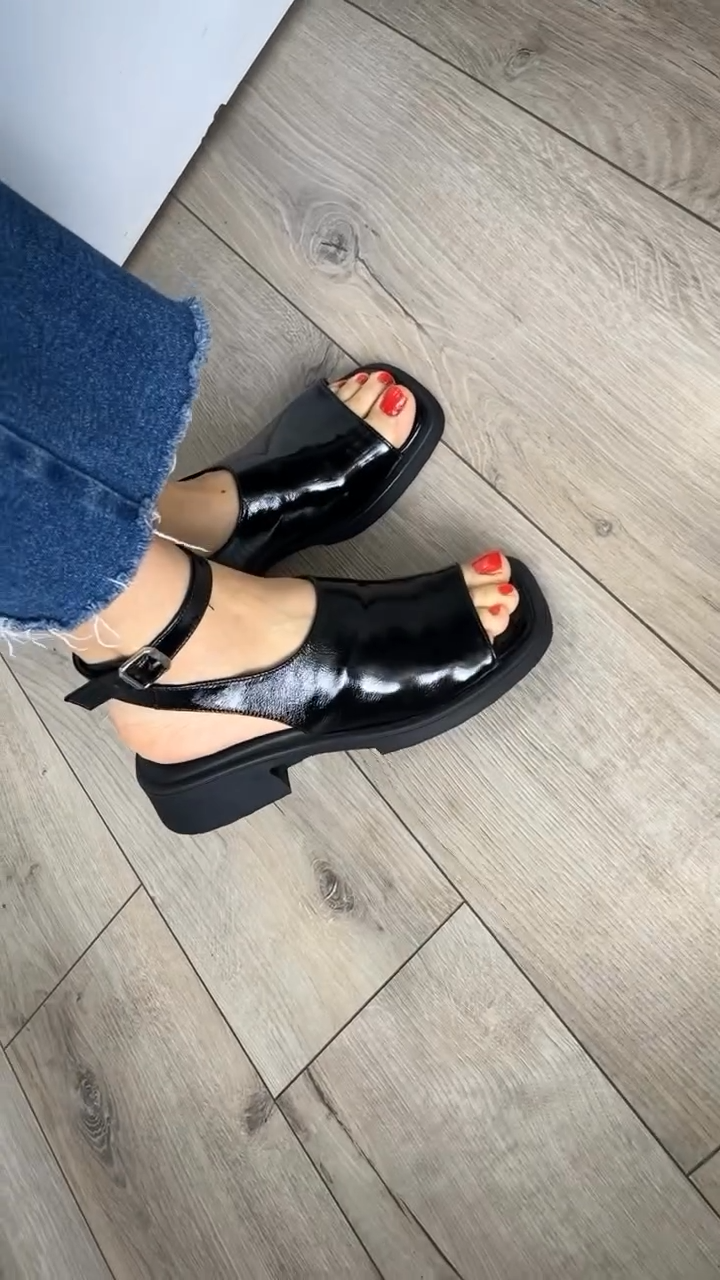 2024 Women's Summer Leather Low Heel Sandals