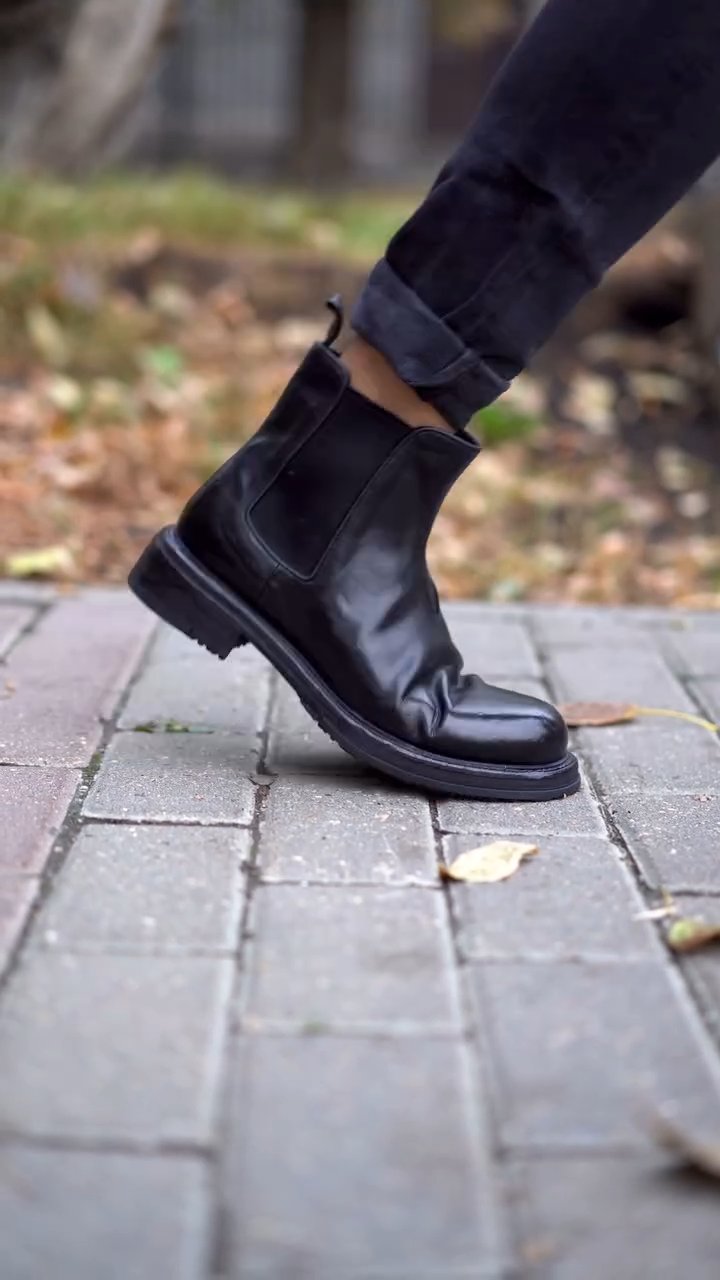 Chelsea Boots In Black Hand-Brushed Leather