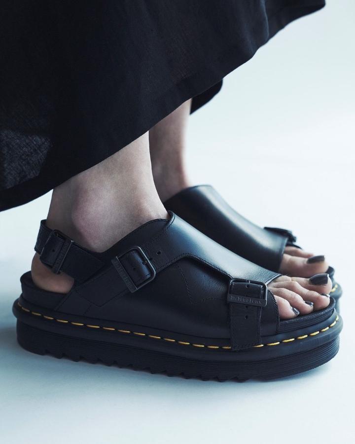 Black Hydraulic Sandals