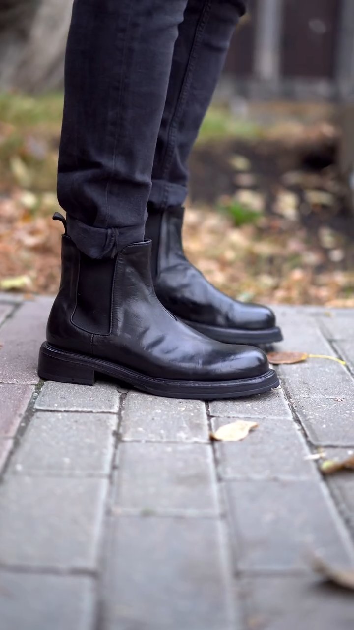 Chelsea Boots In Black Hand-Brushed Leather