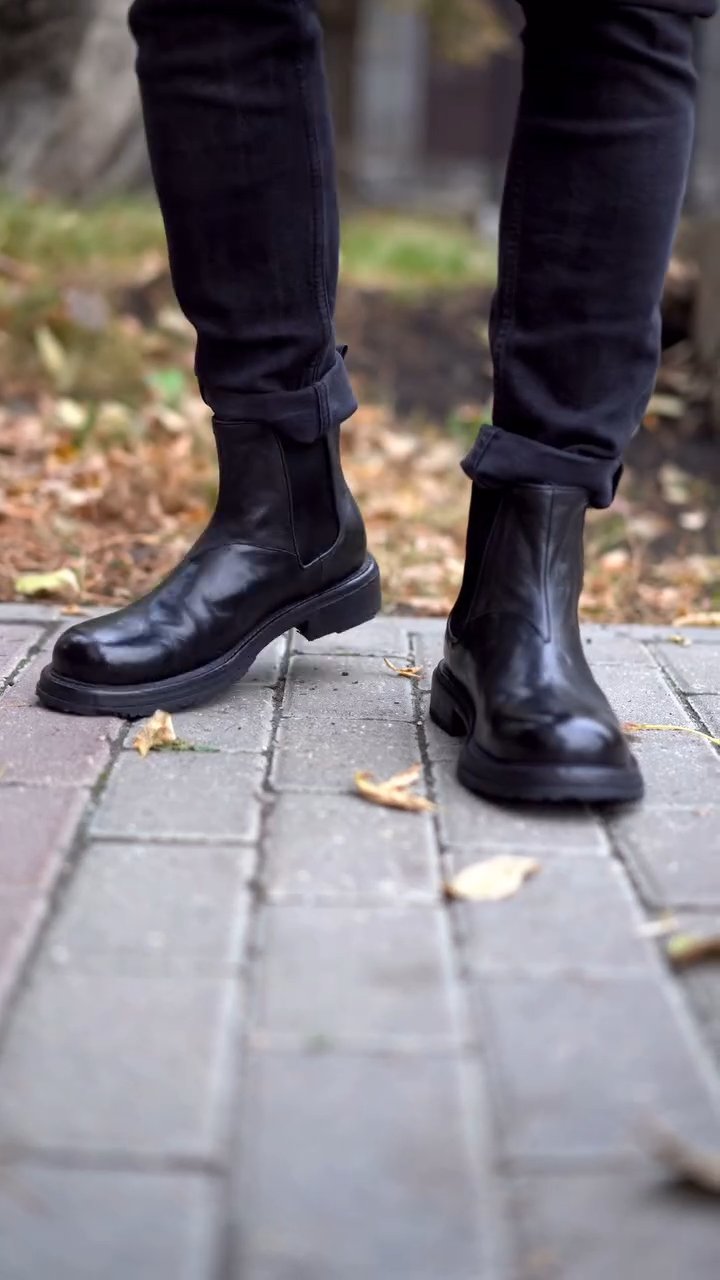 Chelsea Boots In Black Hand-Brushed Leather